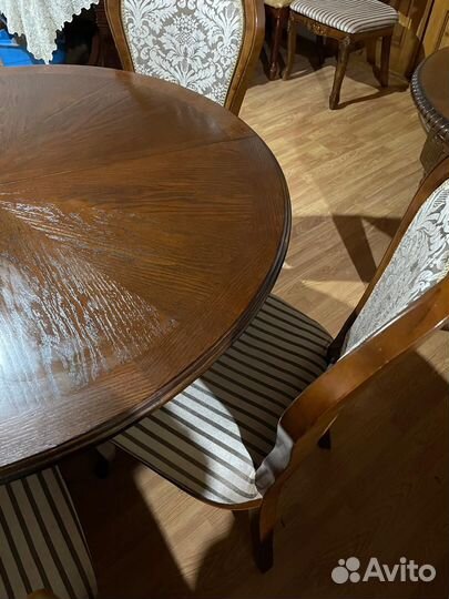 Стол и стулья