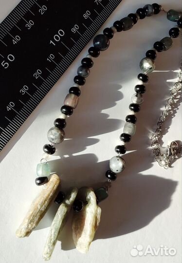 Колье с Зелёным Кианитом и Ларвикитом