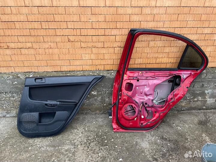 Мицшюбиси лансер 10 Правая задьняя дверь