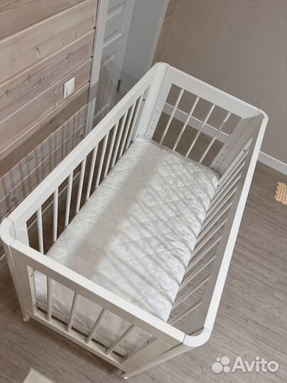 Детская кроватка с продольным маятником
