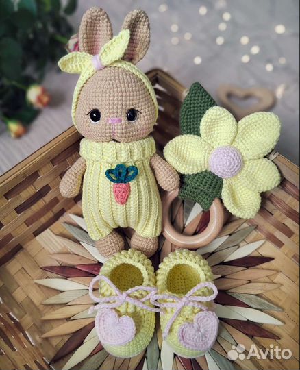 Вязаные игрушки, зайка, погремушка и пинетки