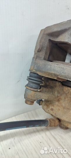 Суппорт тормозной передний правый Mitsubishi Colt