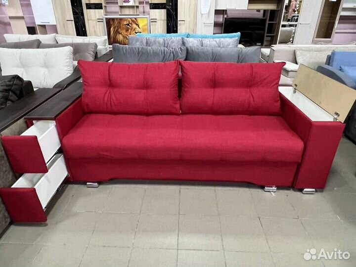 Диван яркий