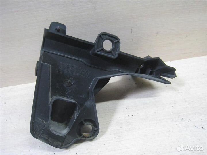 Уголок решётки стеклоочистителей левый Citroen Be