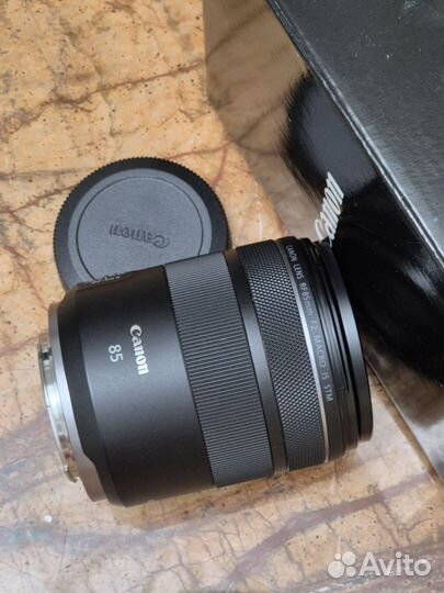 Canon RF 85mm f/2 Macro IS STM