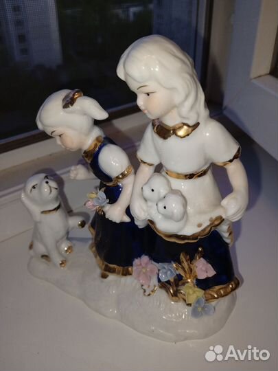 Статуэтка фарфор Девочки со щенками