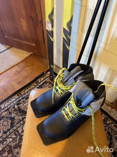 Лыжные ботинки, лыжи и палки