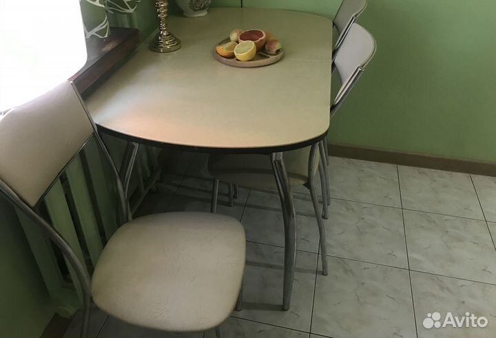 Кухонный стол и стулья в хорошем