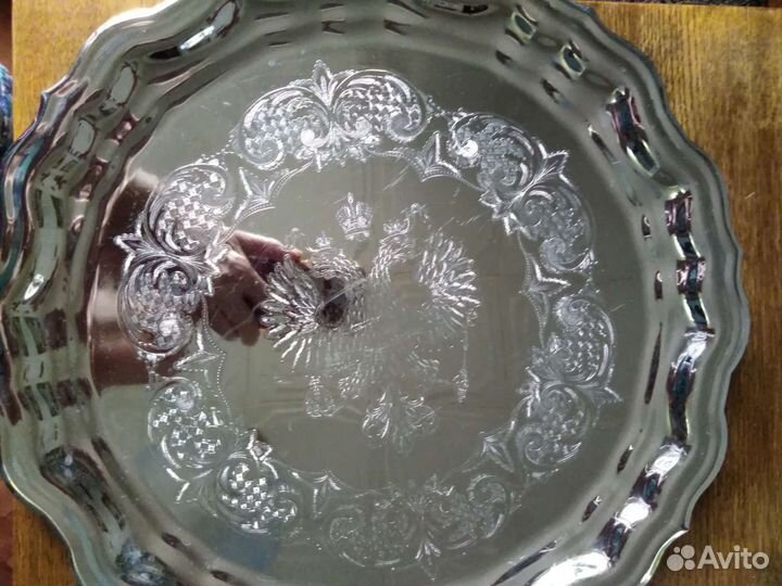 Блюдо для подачи посуды при сервировки стола