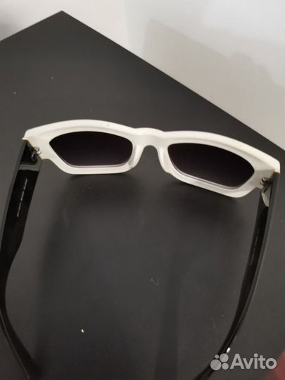 Очки в массивной оправе