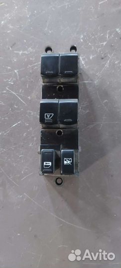 Кнопок стеклоподъёмников на Nissan Skyline v35