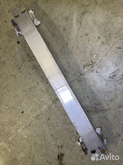 Усилитель бампера передний Nissan Cefiro A33