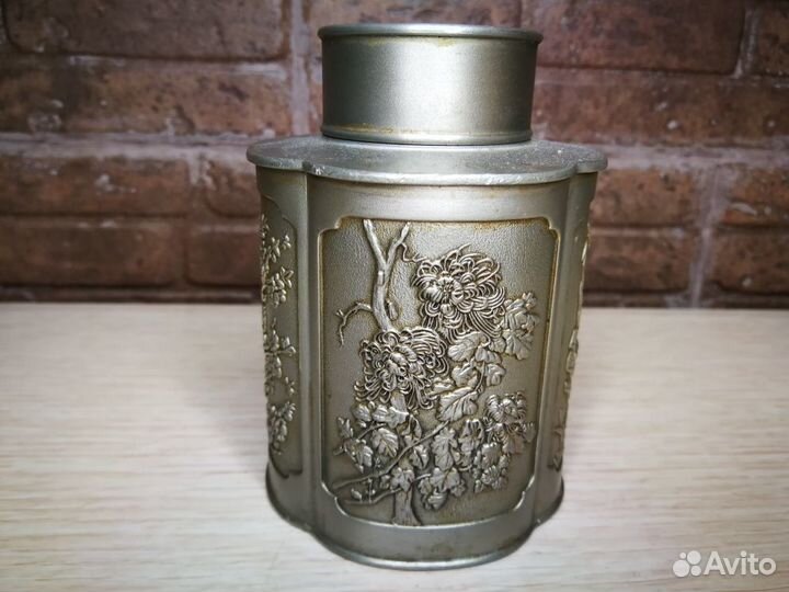 Красивая оловянная чайница. Рельефные цветы