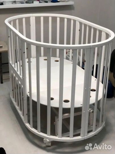 Детская кроватка с маятником