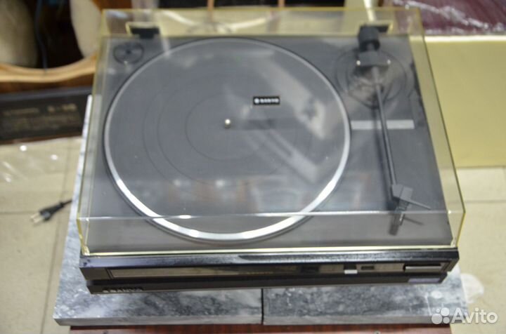 Проигрыватель винила Sanyo TP 6100 на подиуме