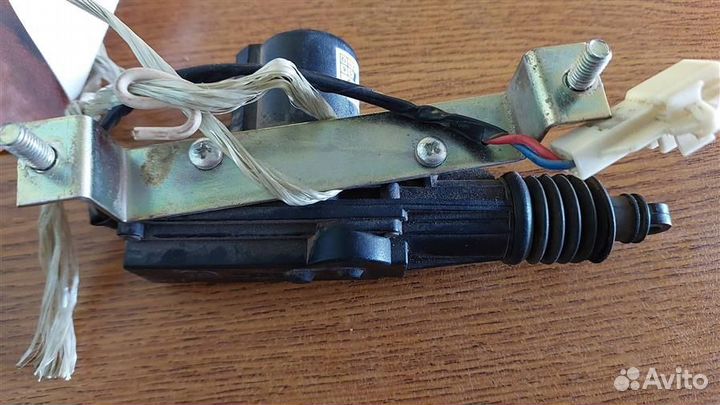 Активатор замка багажника Toyota Yaris 2005-2011