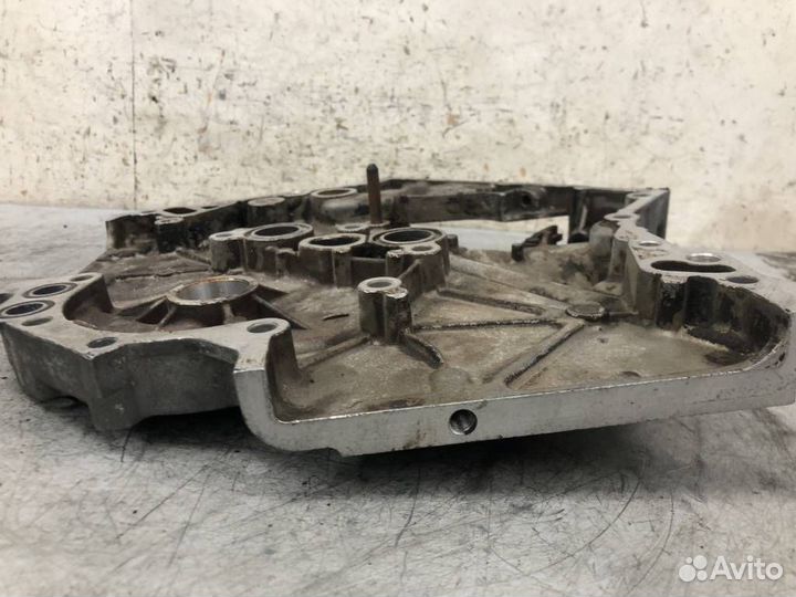 Крышка двигателя передняя