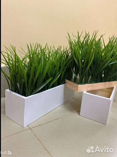 Искусственная трава осока в блоках ящиках в кафе