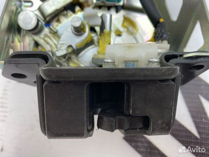 Замок крышки багажника задний Toyota Highlander 2