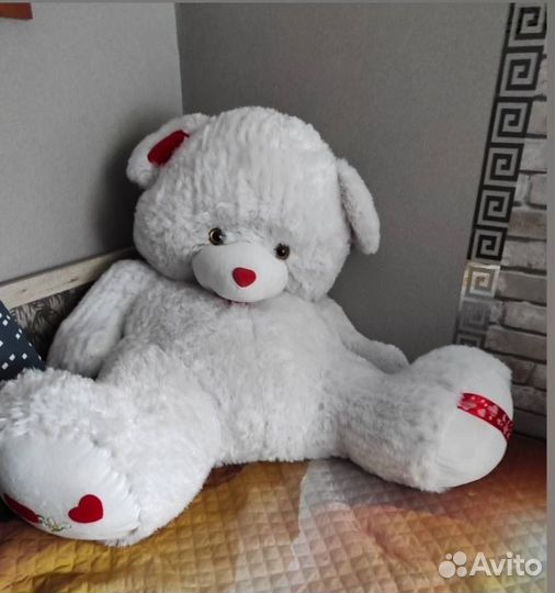 Большой плюшевый медведь