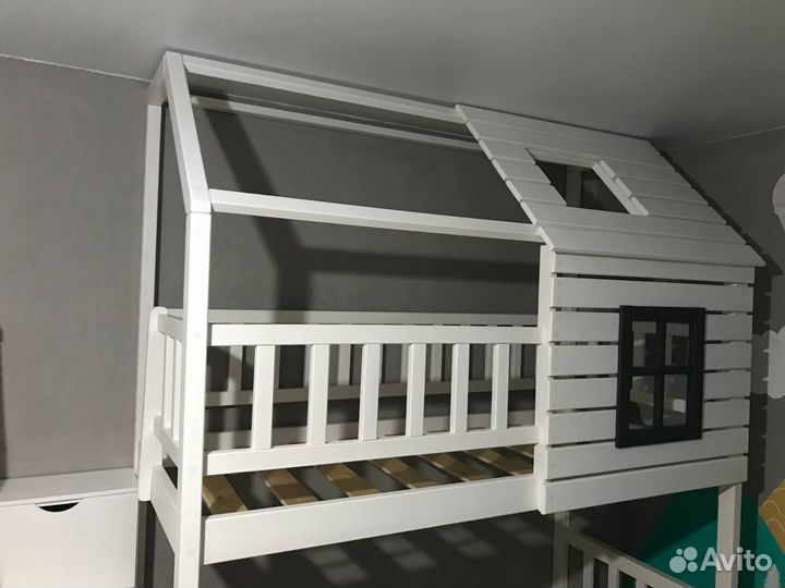 Двухъярусная кровать домик