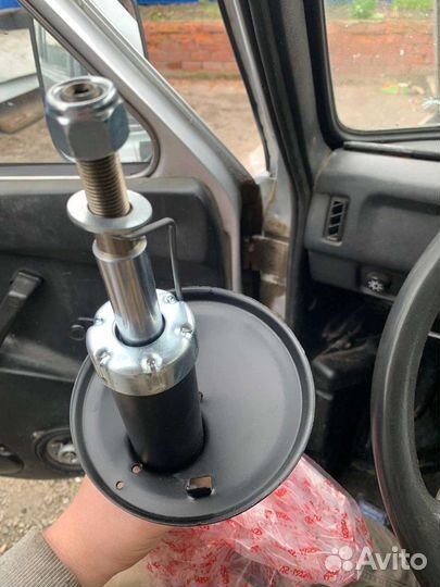 Стойки передние на Рено Сандеро 2 поколение