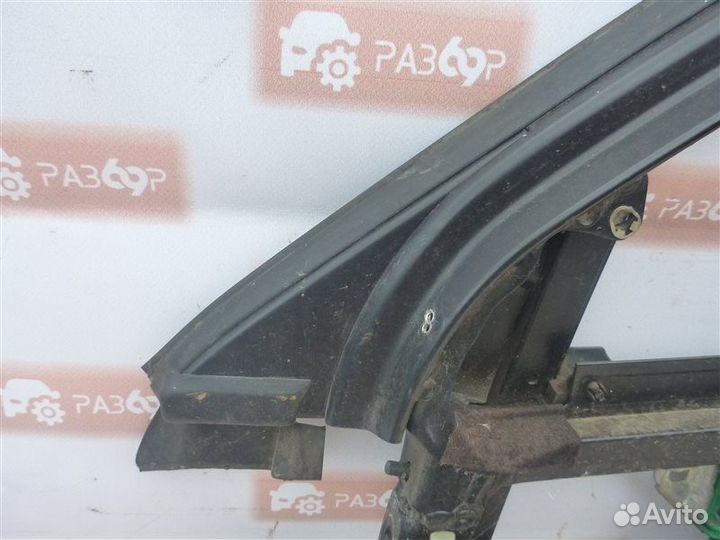 Направляющая стекла передняя правая Skoda Octavia