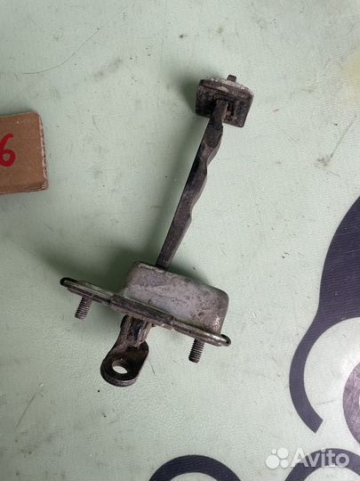 Ограничитель двери задней левой hyundai ix35