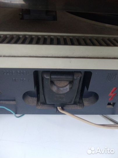 Проигрыватель виниловых пластинок 