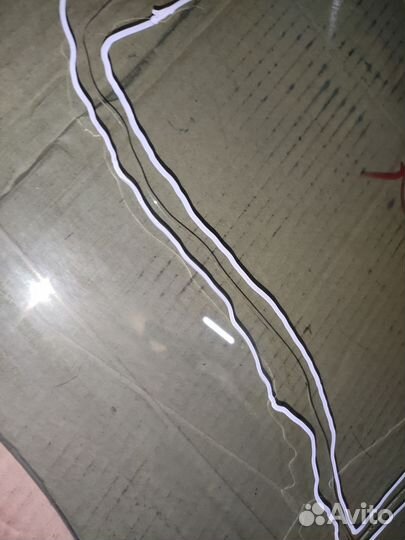 Заднее правое стекло Hyundai Equus с трещиной