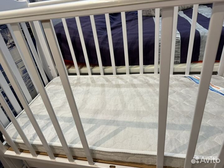 Детская кроватка и комод с пеленальным столиком