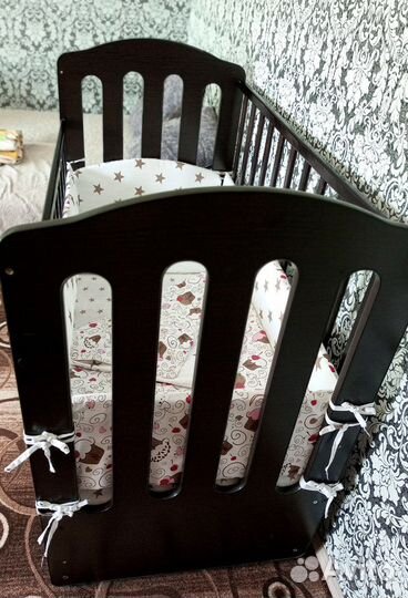 Детская кроватка с маятником