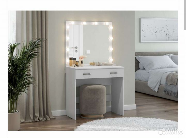 Туалетный столик с зеркалом новый