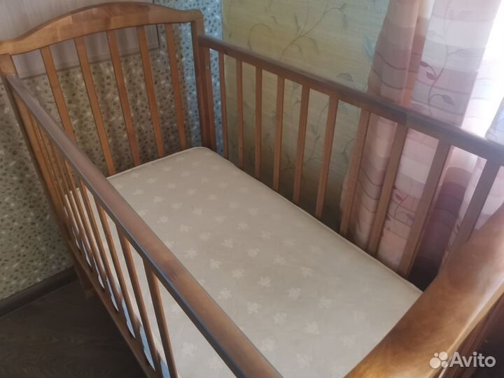 Детская кроватка с маятником + матрац