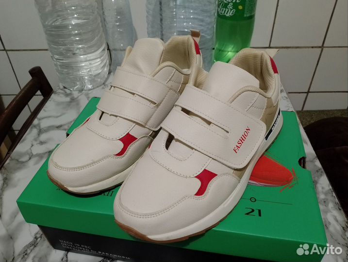 Кроссовки женские