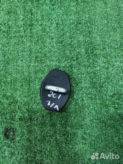 Ответная часть замка двери задняя левая Mitsubishi