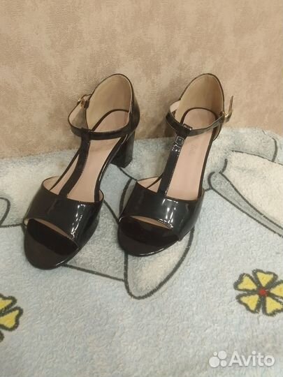 Босоножки лакированные 38