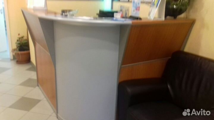 Угловая стойка ресепшн