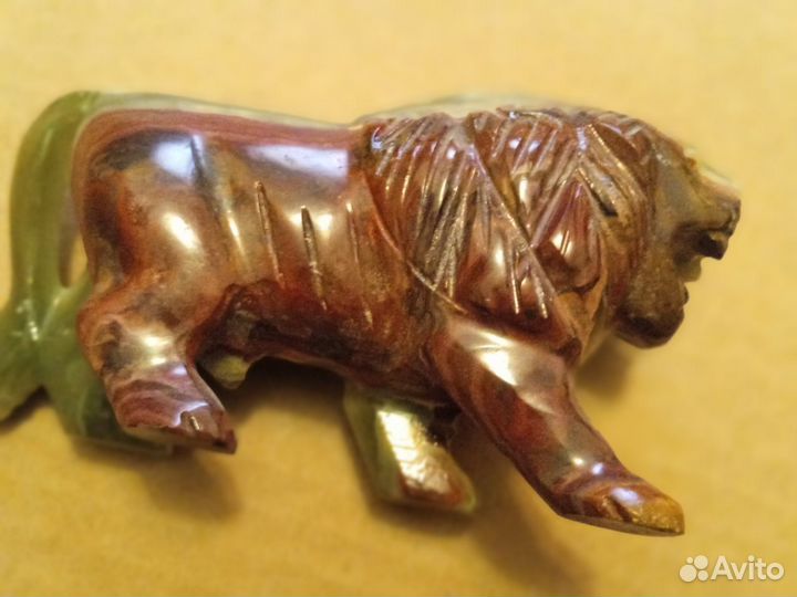 Телефон стационарный дисковый и статуэтки