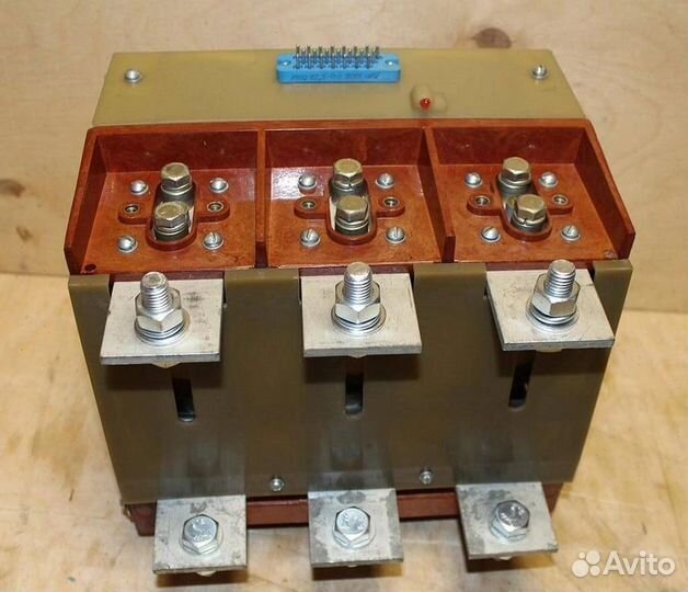 Контактор вакуумный