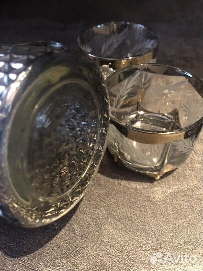 Графин со стаканами и рюмками