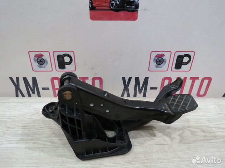 Педаль тормоза Skoda Rapid