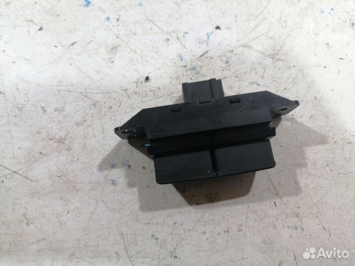 Кнопка обогрева задних сидений (Geely Coolray)