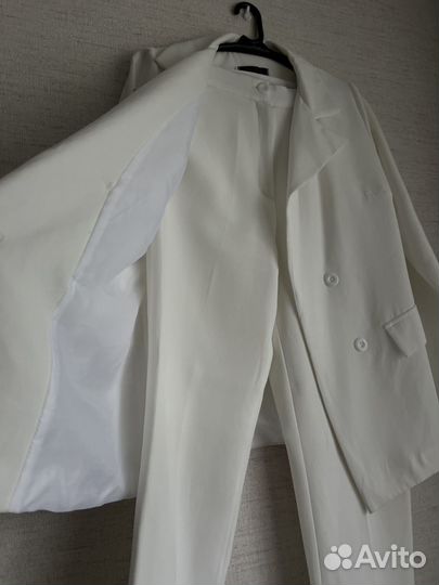 Костюм брючный белый 44 размер