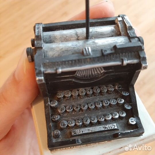 Держатель для заметок красный куб