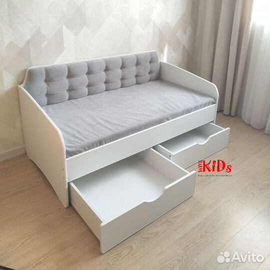 Кровать с мягкой спинкой