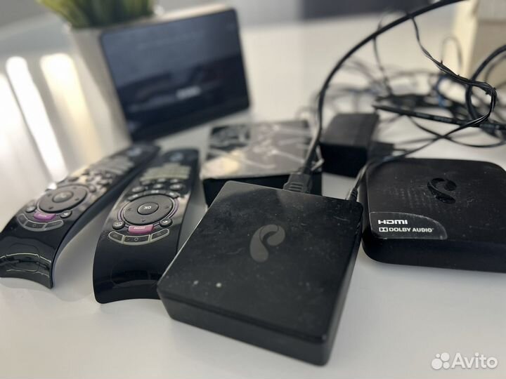 3 TV приставки, 2 пульта и роутер