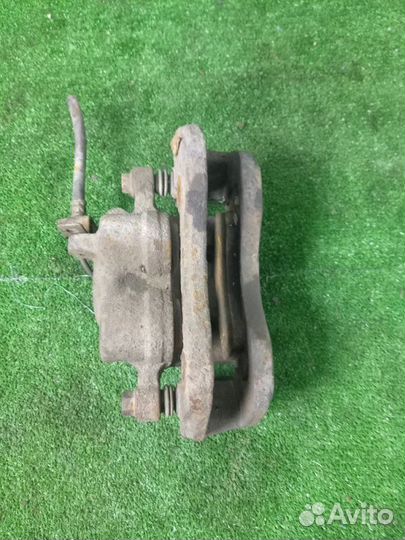 Суппорт тормозной передний левый Mitsubishi Pajero