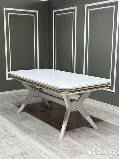 Стол и стулья в гостиную. В наличии