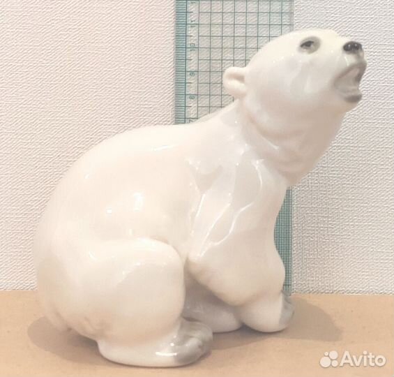 Статуэтка фарфоровая